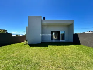 Foto da fachada de uma casa moderna com gramado verde em Lajeado, Brasil.
