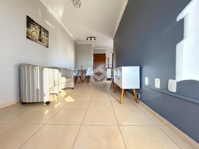 Hall de entrada de uma residência com piso claro e paredes cinzas.