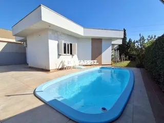 Fachada de uma casa branca com piscina em Lajeado, Brasil.