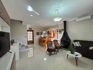 Sala de estar e jantar com lareira em um imóvel em Lajeado, Brasil.
