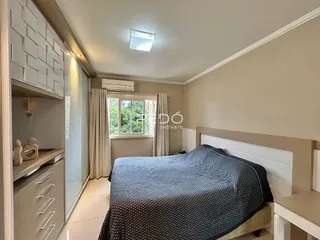 Quarto com cama e armário em um imóvel no Brasil.