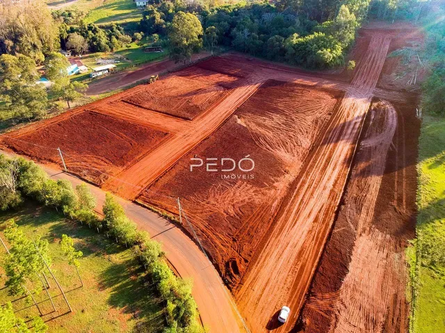 Imagem aérea de um terreno rural com terra arada e estradas no interior de Lajeado.
