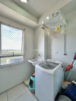 Foto de um ambiente interno com janela e máquina de lavar roupa.