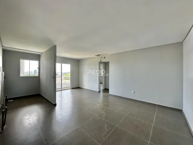 Vista interna de um ambiente com piso de cerâmica e paredes cinzas.
