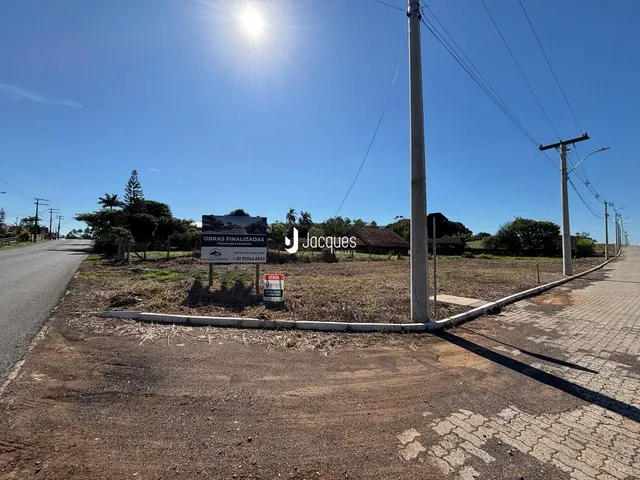 Vista externa de um terreno em Lajeado, Brasil, com uma estrada de terra e sinalização.