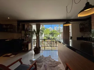 A sala de estar de uma casa em Lajeado, Brasil, com grandes janelas e vista para o jardim.