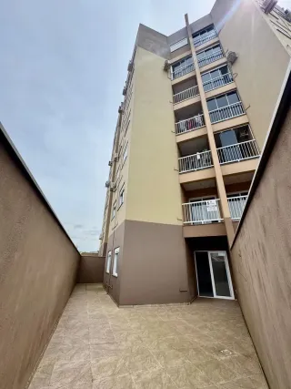 Vista externa de um prédio residencial em Lajeado, Brasil, mostrando uma área de passagem.