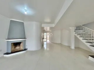 Ambiente interno de uma casa com lareira e corredor de passagem.