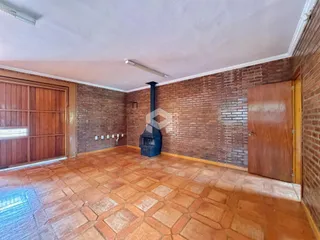 Ambiente interno com piso de cerâmica e paredes de tijolo aparente.