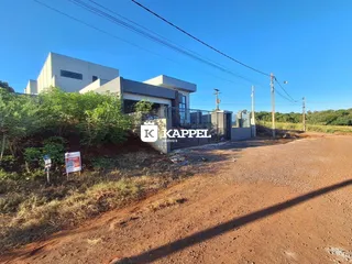 Fachada de uma residência moderna em Lajeado, Brasil, sob céu azul.