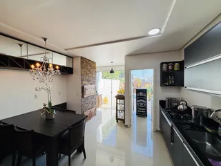 Interior de uma sala de jantar e cozinha moderna em um imóvel no Brasil.