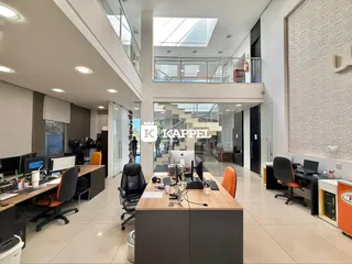 Foto de um escritório moderno com mesas de trabalho e área de mezanino.