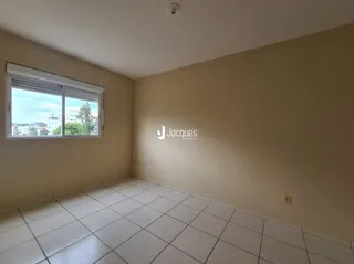 Sala de estar com piso de cerâmica e janela.