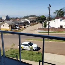 Vista da rua e horizonte da cidade de Lajeado a partir de uma varanda.