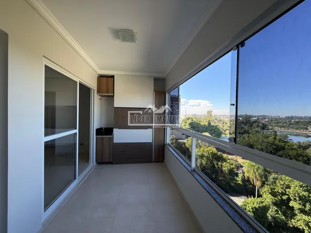 Vista da sala de estar com vista para a paisagem externa.
