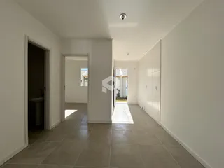 Foto do corredor interno de uma residência.