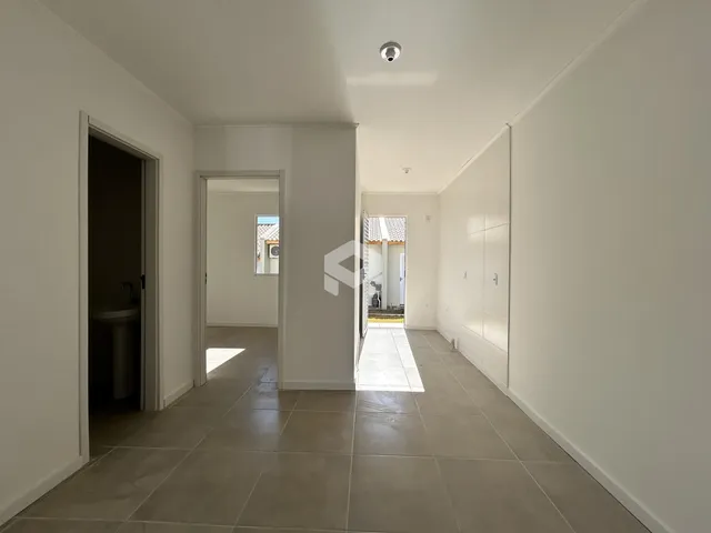 Foto do corredor interno de uma residência.