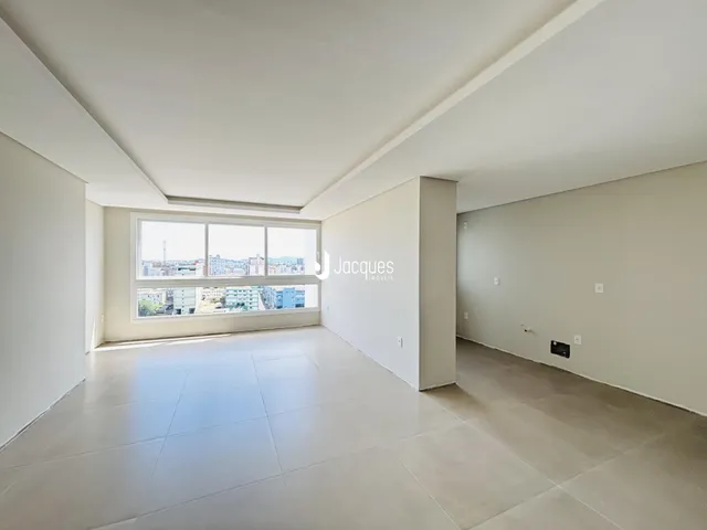 Sala de estar ampla com grande janela de vista para a cidade.