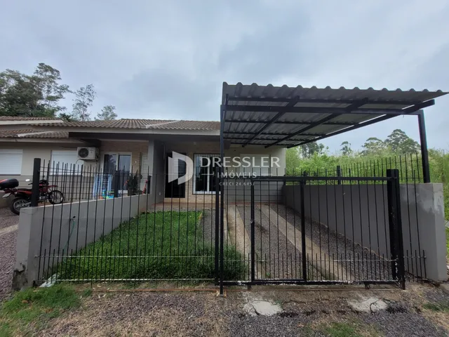 Vista externa de uma residência com cerca e garagem em Lajeado, Brasil.