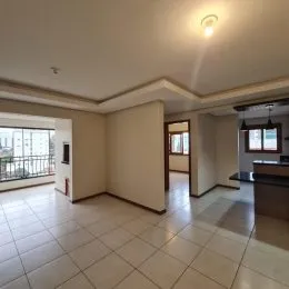 Ambiente interno com piso de cerâmica e teto de gesso.