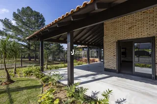 Fachada de casa em Lajeado, Brasil com área coberta e jardim.