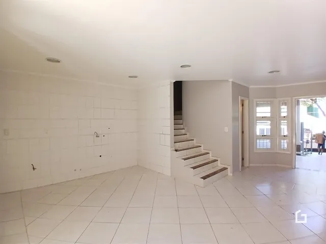 Ambiente interno amplo com piso de cerâmica e paredes brancas.