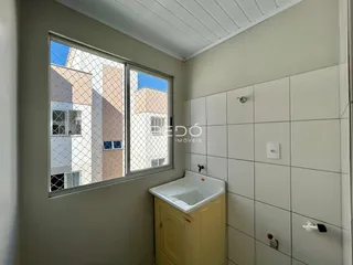 Banheiro com janela e revestimento de cerâmica nas paredes