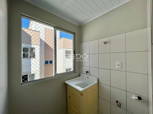 Banheiro com janela e revestimento de cerâmica nas paredes