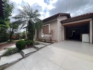 Fachada de uma casa em Lajeado, Brasil com área externa pavimentada.