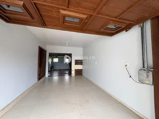 Hall de entrada com piso de cerâmica e forro de madeira.