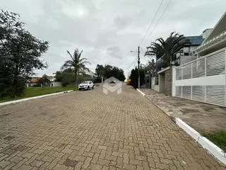 Vista da entrada pavimentada de uma propriedade em Lajeado, Brasil.