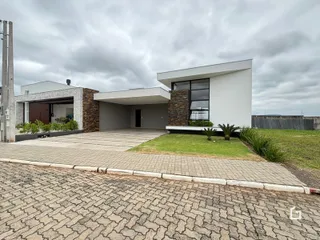 Fachada moderna de uma residência em Lajeado, Brasil, com área externa pavimentada.