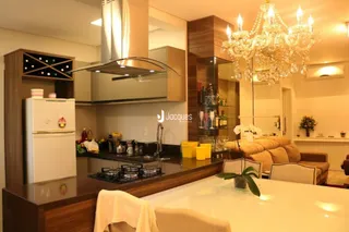 Sala de estar com móveis de madeira e lustre moderno.