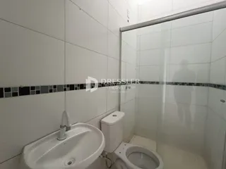 Foto de um banheiro com pia e vaso sanitário.