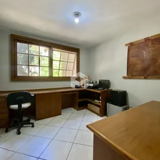 Ambiente interno com móveis de madeira e piso cerâmico.