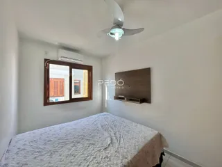 Quarto com cama e janela em um imóvel.