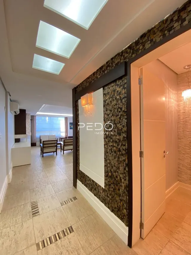 Hall de entrada com parede decorada e piso de cerâmica em imóvel no Brasil.