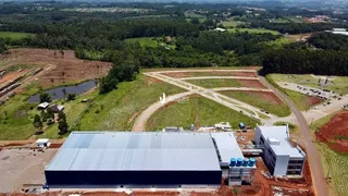 Vista aérea de uma área de terra com campos e um grande edifício no centro.