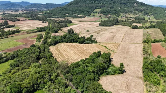 Vista aérea de uma paisagem rural com campos e vegetação na região de Lajeado.