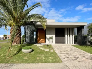 Casa com 4 dormitórios, foto 1