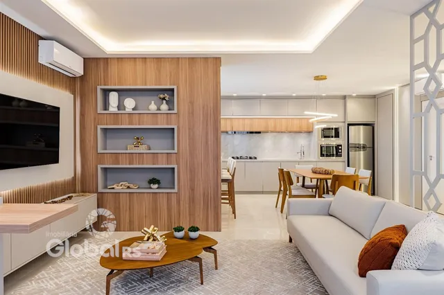 Sala de estar moderna com cozinha integrada em um apartamento no Brasil.