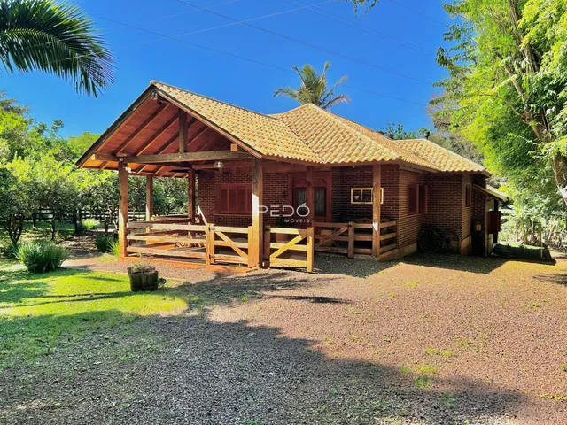 Fachada de uma casa rústica com varanda de madeira em Lajeado, Brasil.