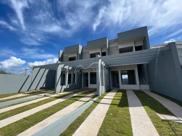 Fachada moderna de uma casa em Lajeado, Brasil, com paisagismo frontal.