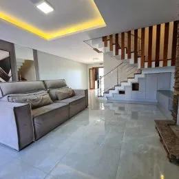 Sala de estar com piso claro e sofá visível.