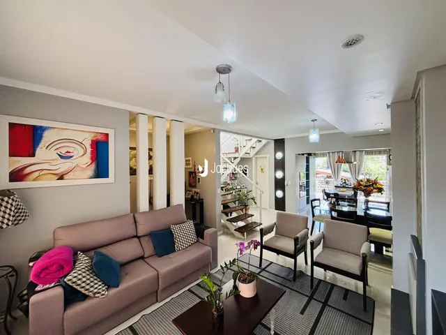 Sala de estar moderna com sofá e decoração.