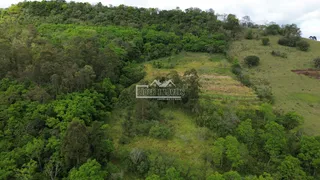 Vista aérea de uma área de colinas com vegetação densa na região de Lajeado.