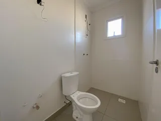 Banheiro com vaso sanitário e janela.