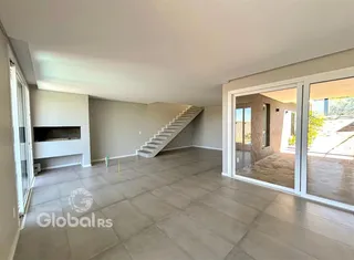 Sala de estar ampla com piso de cerâmica e acesso a uma área externa.