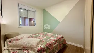 Quarto com cama e janela em ambiente interno.