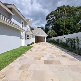 Vista da fachada de uma residência com calçada de pedras em Lajeado.